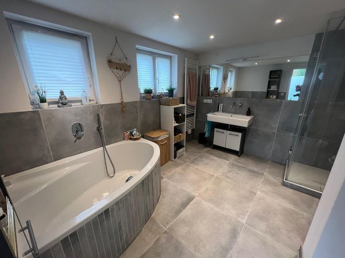 EG Bad mit Wanne und Dusches