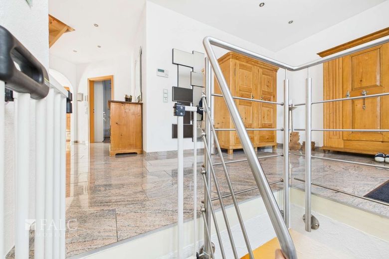 Großzügiges Einfamilienhaus mit Einliegerwohnung und Pool in ruhiger Lage – Treppe EG zu KG