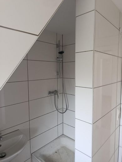 Komplett renovierte 3 Zimmer DG-Maisonette Wohnung in Holzgerlingen – Bad