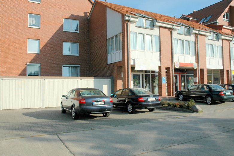 Modernisiertes Haus in einer Wohnanlage inkl. Praxisräume. Sehr gut für Investoren geeignet. – Stellplätze & Garagen