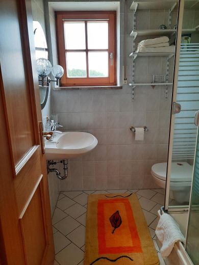 Bad mit Dusche-WC +Fenster