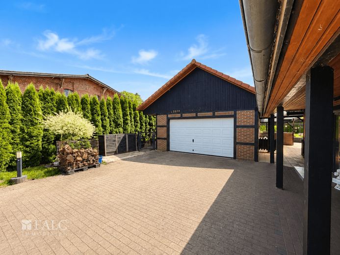 ***Großzügiges Einfamilienhaus mit Außenfachwerk und traumhaftem Garten*** – Garage