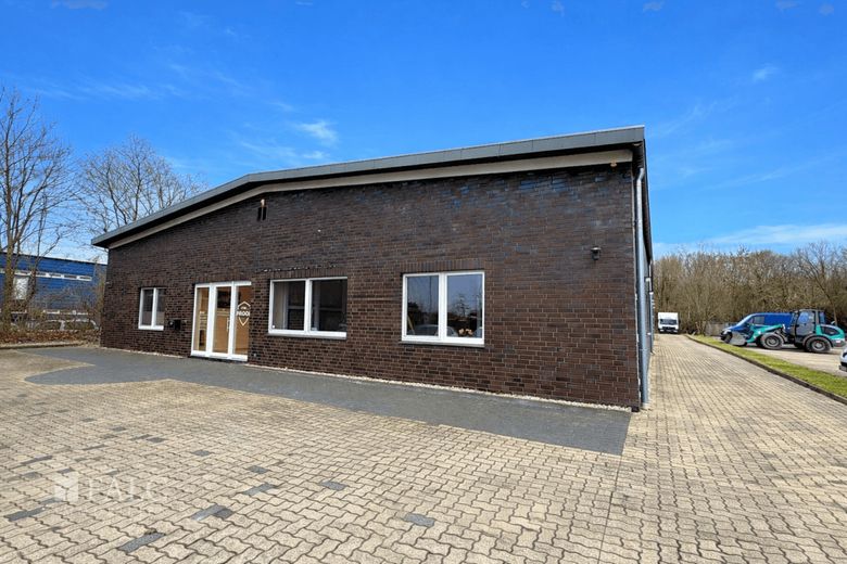 ***Top Gewerbeimmobilie mit Lagerhalle und Büroflächen - perfekt für vielseitige Nutzungskonzepte*** – Ansicht vorn