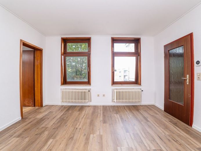 Zentrale 2,5-Zimmer-Wohnung mit Einbauküche, Stellplatz und Fahrradabstellraum – Foto 1