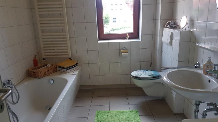 Stadthaus inmitten von Barth super zentral - dennoch ruhig - einfach unschlagbar – Bad 1. OG m. Wanne u. Dusche