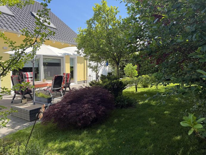 Maison individuelle économe en énergie avec jardin orienté au sud, cheminée, cuisine haut de gamme et garage double – Garten
