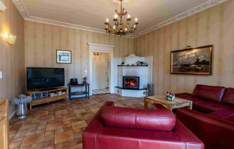 PROVISIONSFREI: Denkmal-Villa & 5 FEWOs | Rendite, Eigennutz o. Baupotenzial auf 1.203 m² – Wohnzimmer Wohnung 1 EG