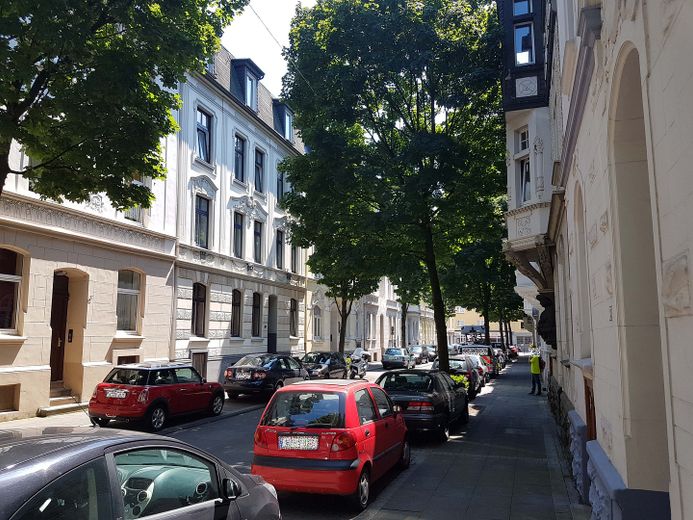 3,5-Zimmer-Altbauwohnung (90m²) im denkmalgeschützten Straßenzug – Straßenansicht