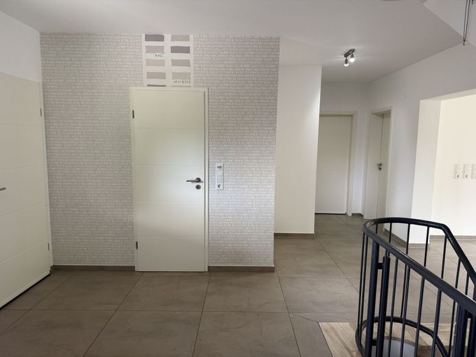 Moderner Wohntraum mit Einliegerwohnung und großer Sonnenterrasse im Speckmantel von Stadthagen – Flur im EG