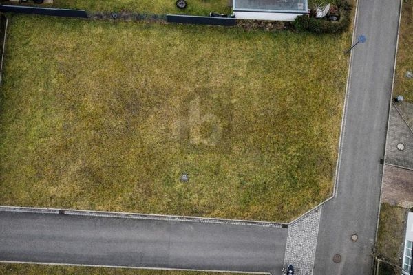 RUHIG LEBEN, STADTNAH BLEIBEN, IHR PLATZ IM GRÜNEN