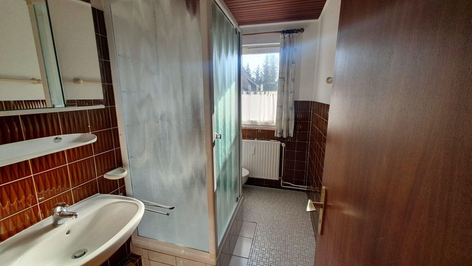 Mehrfamilienhaus in Itzehoe kaufen – 3 Wohnungen + Gewerbe, voll vermietet – OG Wohnung Bad 