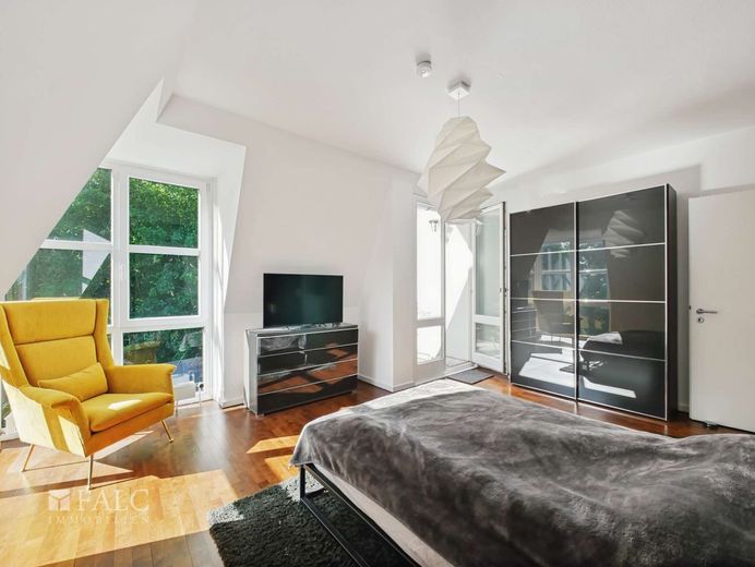 Wohn(t)raum über 2 Etagen mit Dachterrasse, Balkon, 2 Einstellplätzen, Einbau Wärmepumpe 2026 – Schlafzimmer mit Zugang Balkon