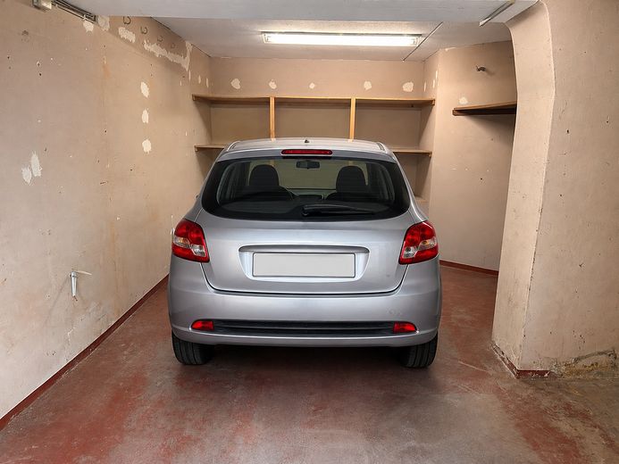 End-of-terrace house with balcony and garage in a popular location! – Garage mit Kleinwagen