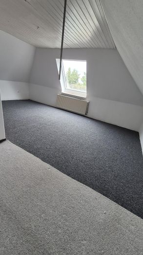 Casa a schiera di testa ben tenuta con giardino recintato e posto auto coperto – Dachboden