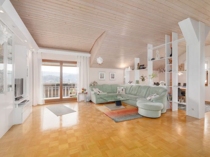 Seltene Gelegenheit! 
Stilvolle 3,5-Zimmer-DG-Wohnung mit Kamin und Garage und toller Aussicht! – Foto 1