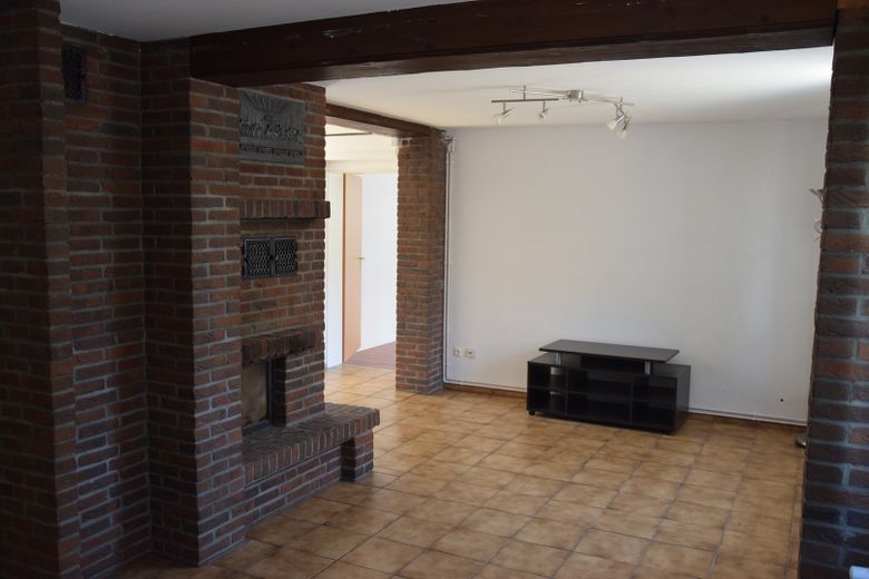 Zentrale Erdgeschosswohnung mit EBK, Kamin und Terasse in Gifhorn – Wohnzimmer