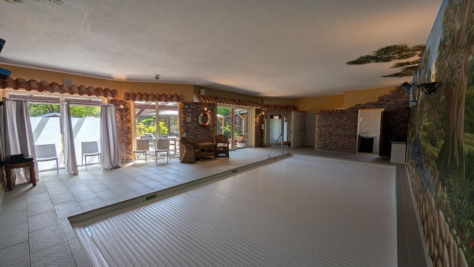 Jeden Tag wie im Urlaub: Wundervolles Landhaus mit Hallenbad, Naturbadeteich und Mieteinnahmen – Hallenbad