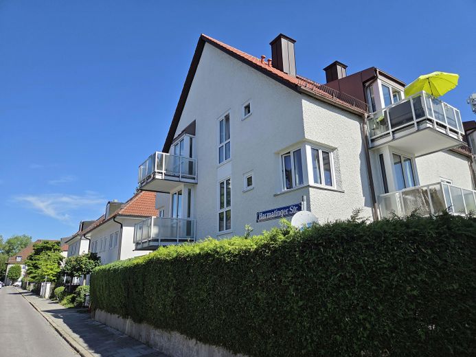 Nähe Waldfriedhof: Möblierte 2-Zimmer Wohnung im EG, kleine Anlage m. Terrasse – Hausansicht
