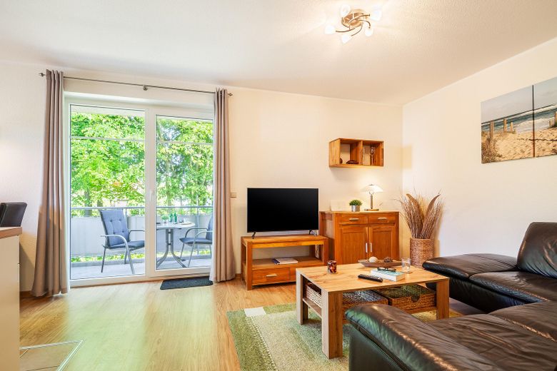 Wohnraum mit Zugang zum Balkon