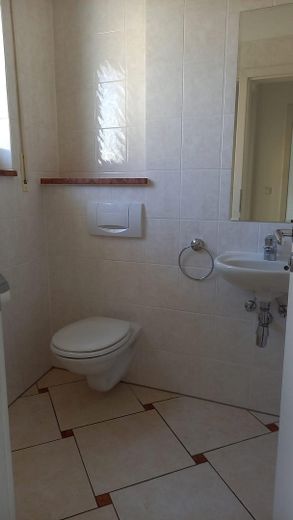 वाल्डपर्लाख में 6 कमरों वाला प्रकाश से भरपूर अर्ध-पृथक घर – EG Gästetoilette