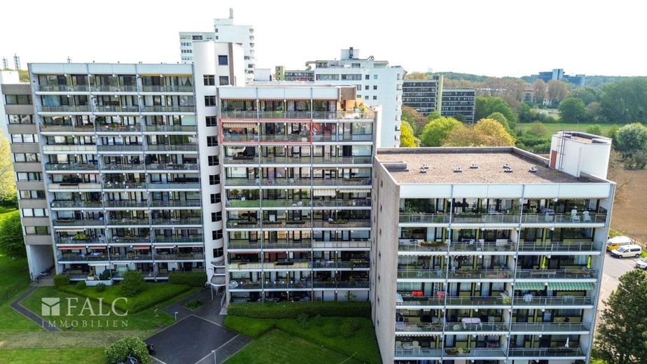 Attraktive 3-Zimmer-Wohnung mit großem Balkon, Tiefgaragenstellplatz in Junkersdorf – Außenansicht