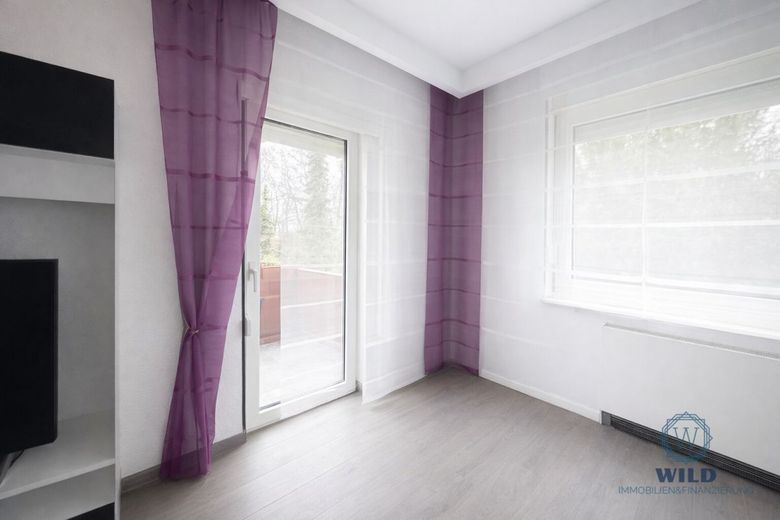 Charmante 3-Zimmer-Wohnung mit Balkon und Blick ins Grüne und Hobbyraum in Saarlouis – Wohnzimmer