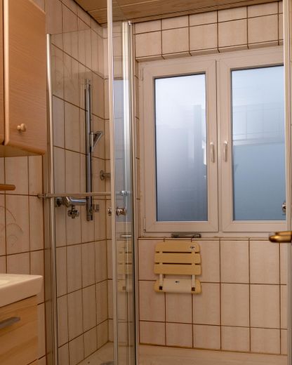 Renovierte 4-Zimmerwohnung in Duisburg-Mittelmeiderich demnächst zu vermieten – Bad mit Dusche