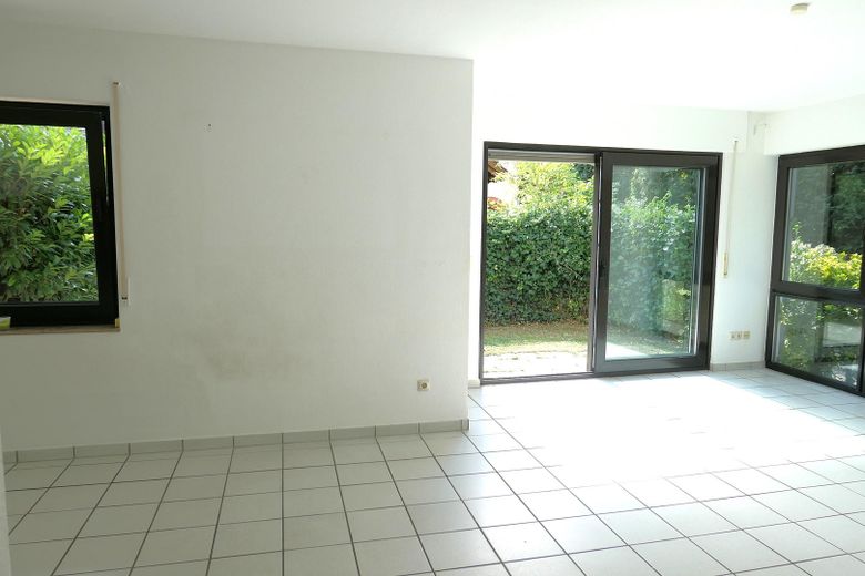 Gran casa adosada con 2 viviendas independientes: vivienda en propiedad de 4-5 habitaciones y vivienda en propiedad de 3 habitaciones, junto al campo – EG: Wohnzimmer/Gartenanteil