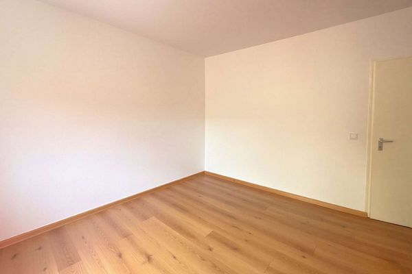 Luminoso piso de 2 habitaciones con balcón cerca de la universidad – ideal para parejas