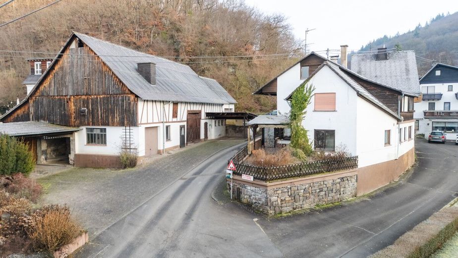 Fachwerkhaus mit Anbau und großer Scheune. Sanierung mit Substanz in Roßbach-Wied! – Blick auf Wohnhaus und Scheune