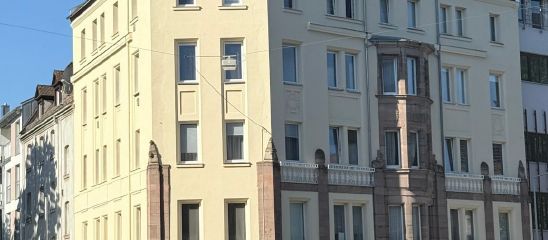First occupancy after renovation! Bright 3.5-room attic apartment with balcony, air conditioning, and castle view. – Außenansicht