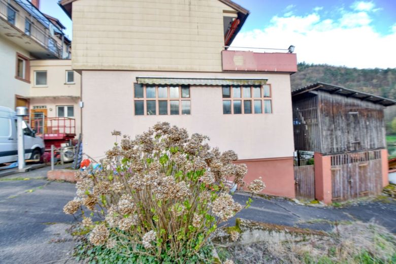 Ehemaliges Gasthaus mit 3 Einzelzimmer &amp; 5 potentiellen Wohnungen | inkl. Gaststätte und Parkplätze – Vorderansicht_Anbau