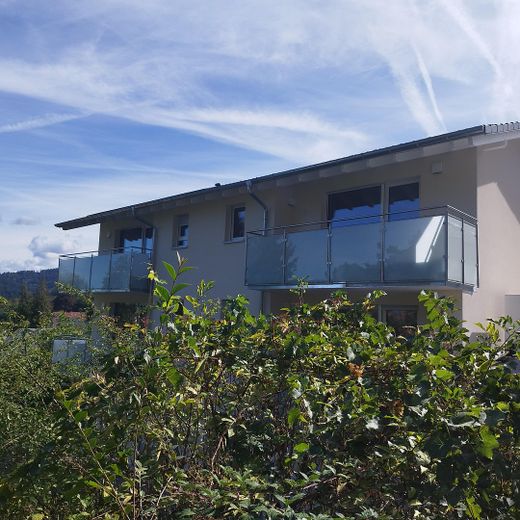 2-Zimmer-Erstbezug im Holzmassivhaus – mit Balkon & hochwertige Ausstattung – Blick auf das Haus