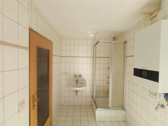 Solides MFH, Schweriner Stadtrand, als Investment o. Eigennutzung, sof. bezugsfähig, 2.505m² Grdst. – Bad 1.OG rechts b