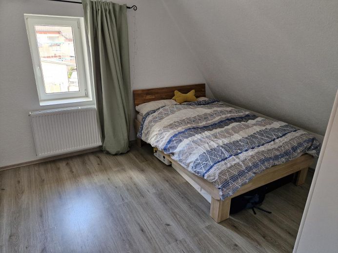 2,5 Zi. DG-Wohnung (auch als WG geeignet) – Zimmer rechts