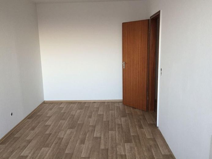 Vermietete 2-Zimmer-Wohnung mit Balkon und Fernblick – attraktive Kapitalanlage in Delmenhorst – Zimmerfoto leere Wohnung