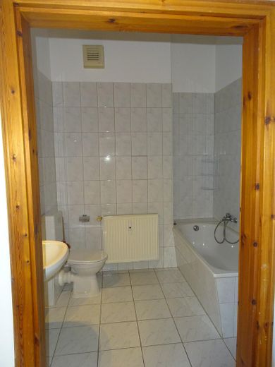 Blick ins Bad mit Wanne