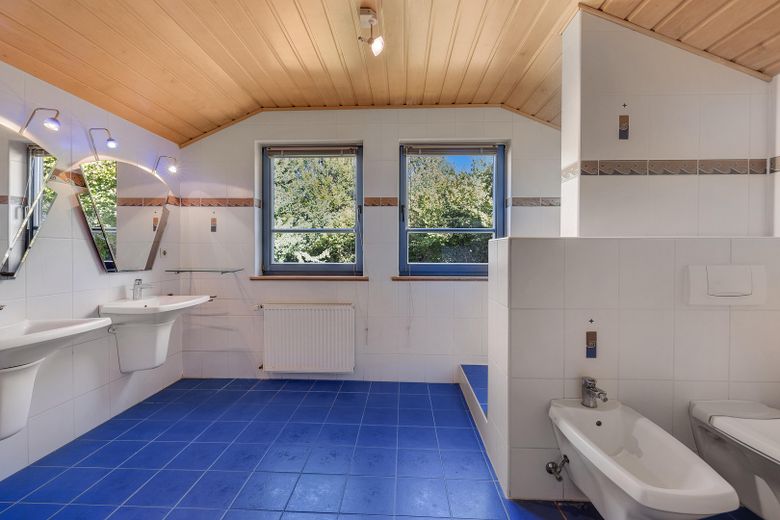 Zedernholzhaus mit Sauna, Werkstatt und Garten: viel Platz zum Wohnen, Arbeiten und Entspannen – Badezimmer