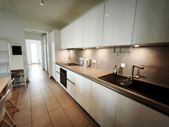 Droomachtig 2-kamerappartement op perfecte locatie voor de beurs: eersteklas verbindingen in het hart van Frankfurt – Foto 6