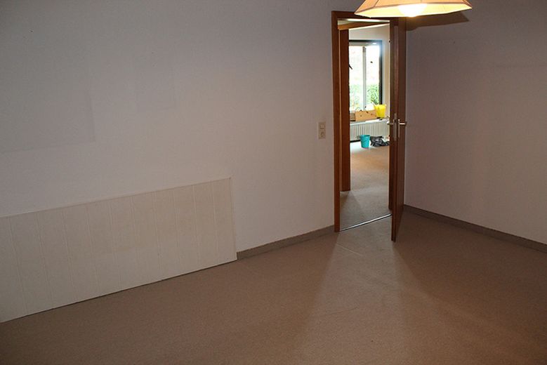 Zweifamilien-Wohnhaus in der Kleinstadt Leun im Lahn-Dill-Kreis. Der Kaufpreis ist verhandelbar. – EG Zimmer 2