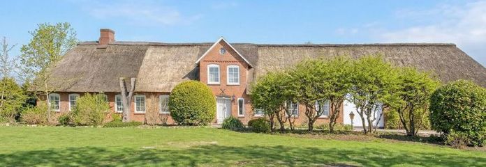 Charmantes Reetdachhaus mit großem Grundstück und zusätzlichem Bauland in Klixbüll