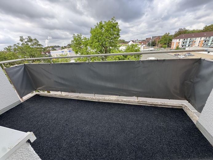 Renovierte 2,5 Zimmer Wohnung in zentraler Lage mit 2 Balkonen – Zimmer 1 Balkon