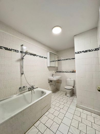 Provisionsfrei: Helle 2-Zimmer Maisonette im Corbusierhaus, Berlin-Westend – Badezimmer
