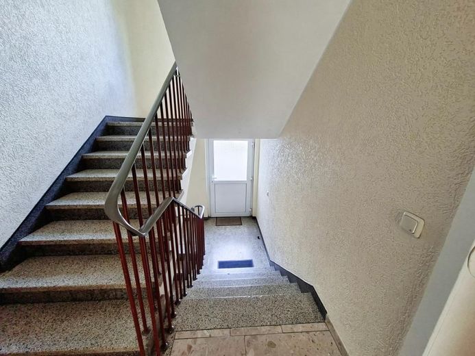 CITYHOUSE: Zentrale 3 Zimmer Wohnung in der Südstadt mit zwei Balkonen, Keller und separater Garage – Treppenhaus