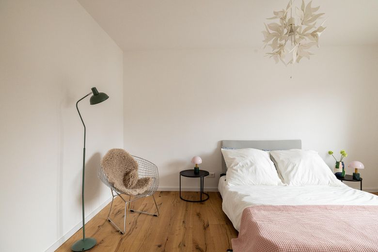 Gotowe do zamieszkania mieszkanie po remoncie: 4 pokoje, balkon i widok na zamek w centrum Königstein – Schlafzimmer