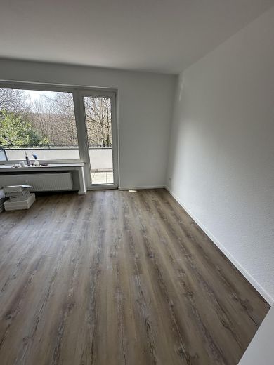Schöne Sanierte 3-Zimmer Wohnung am Waldrand von Dellwig – Wohnzimmer