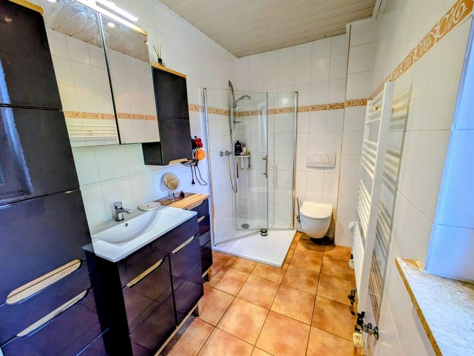 Elmshorn’da çok yönlü tek veya iki ailelik ev – Aile, home office veya kısmi kiralama için alan! – Badezimmer