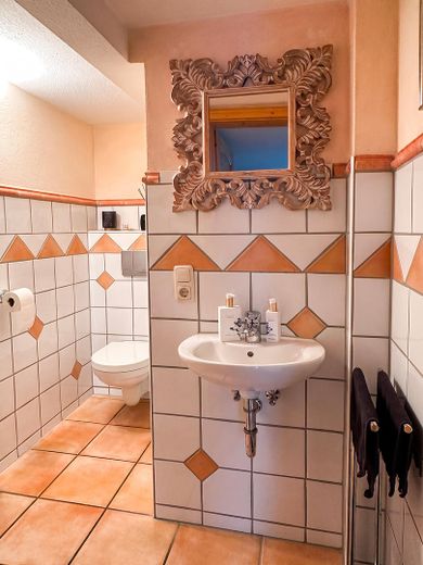 Architektur trifft Privatsphäre – besonderes Einfamilienhaus mit Pool, Sauna und Garten im Grünen – Gäste WC