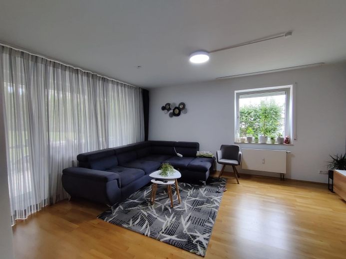 Attraktive 3-Zimmer-Wohnung mit Einbauküche, Garten und PV-Potenzial – Wohnzimmer