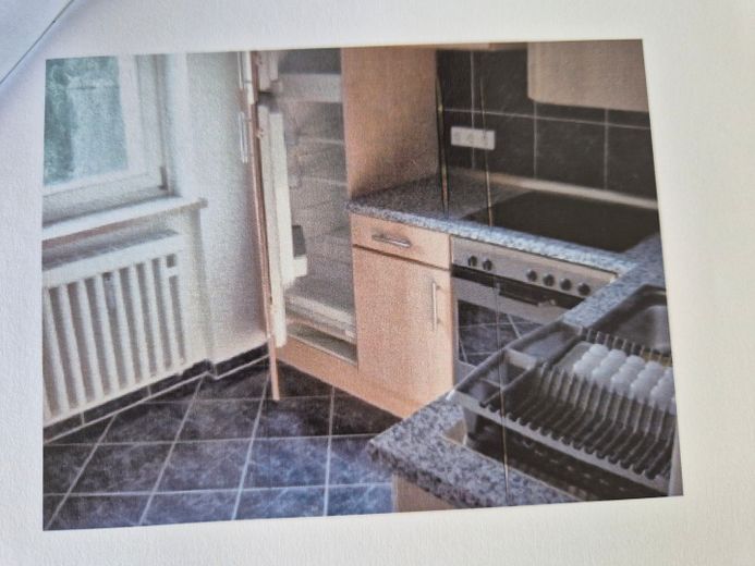 Helle Wohnung stabil in den Nebenkosten und bezahlbar- durch Erbpacht -der Stadt Wolfburg – Küche mit Fließenboden